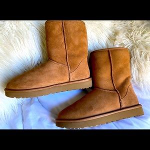 New Uggs size 9 womens classic short boots